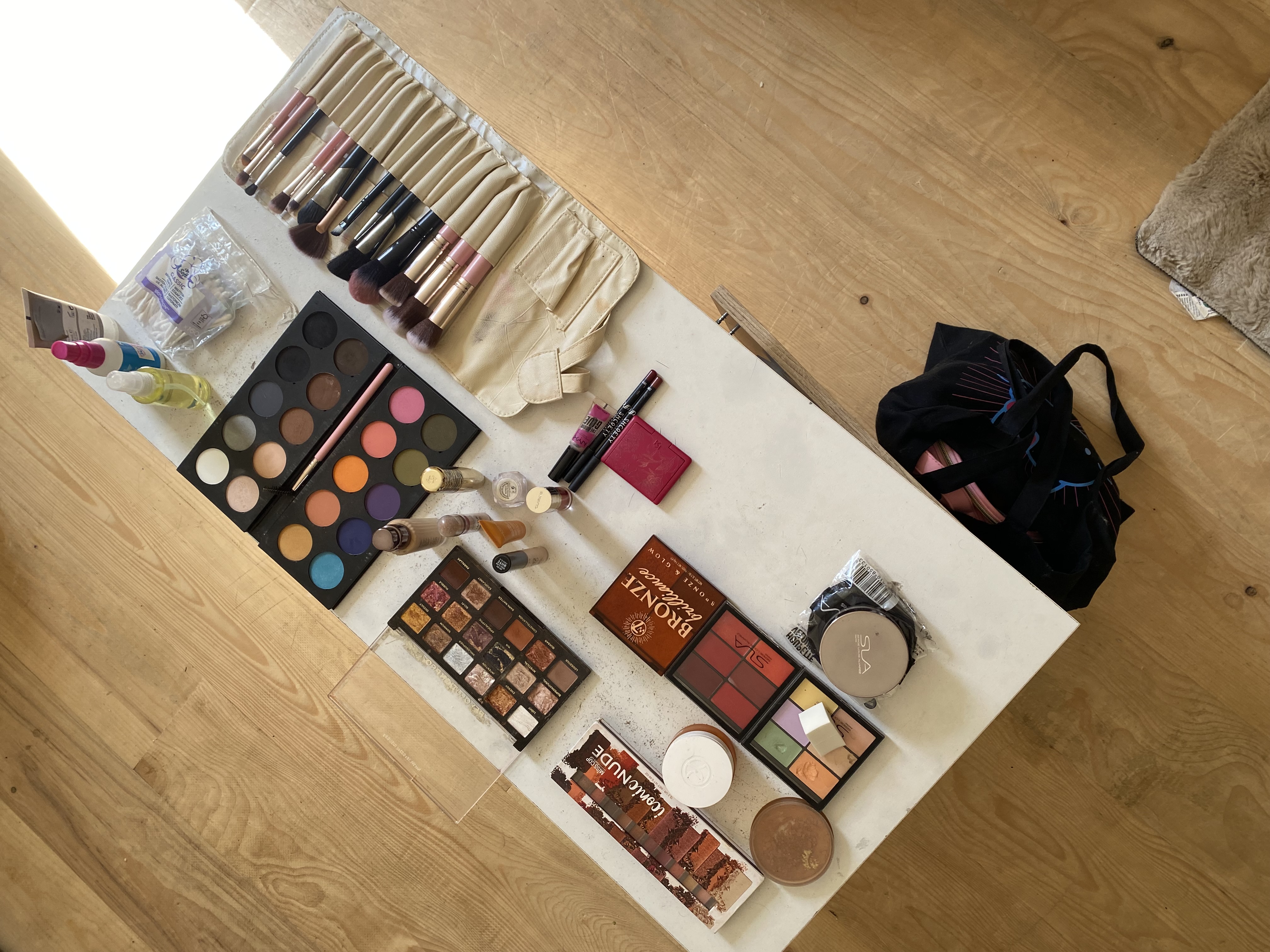 Palette et pinceaux de maquillage professionnels